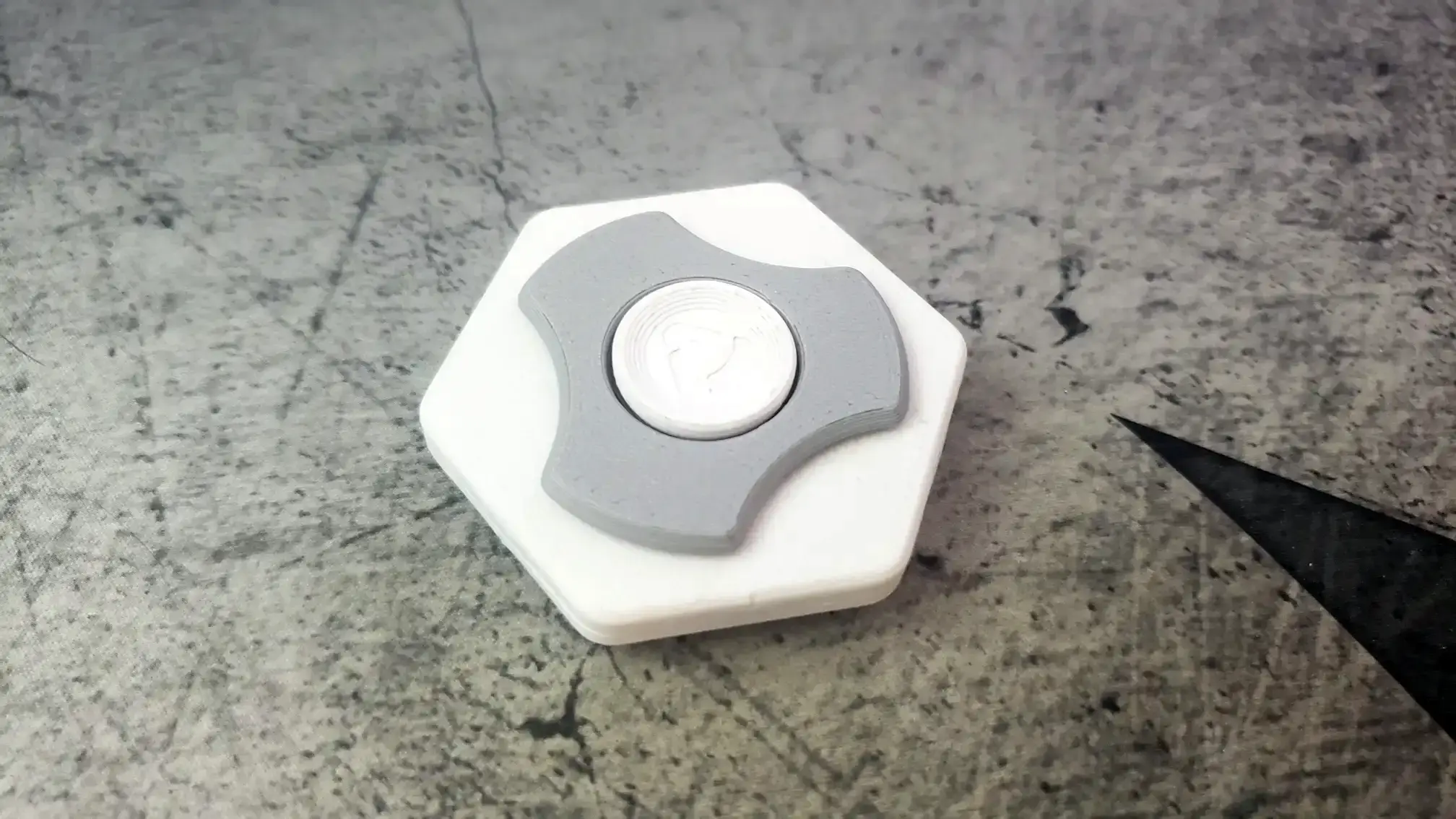 White and gray spinner
